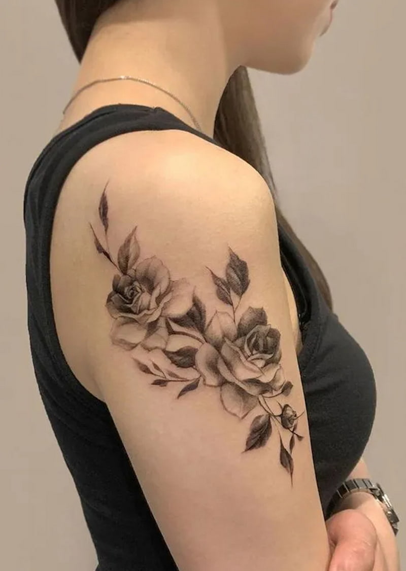 Hình xăm bắp tay nữ hoa hồng quyến rũ, đầy nữ tính.