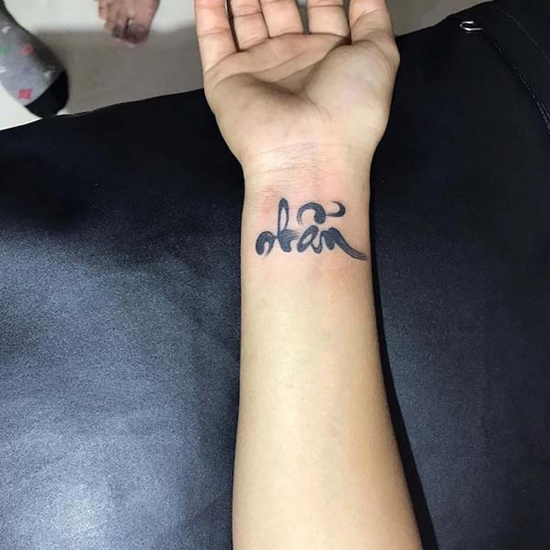 Hình xăm chữ Nhẫn mini ở cổ tay tinh tế và kín đáo