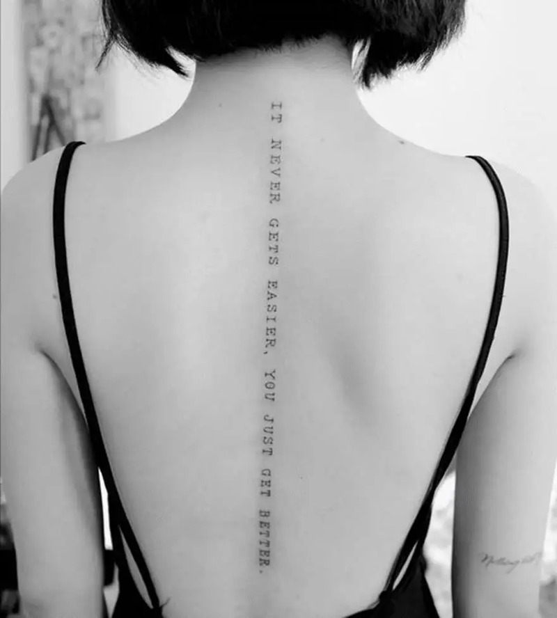 Hình xăm chữ ở dọc sống lưng