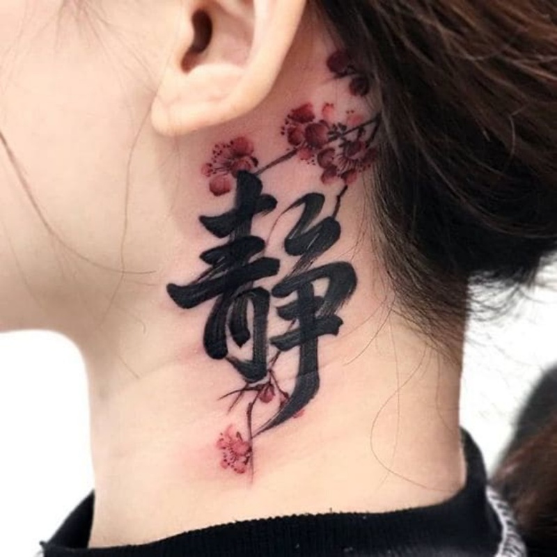 Hình xăm chữ Trung Quốc ở vị trí ở cổ
