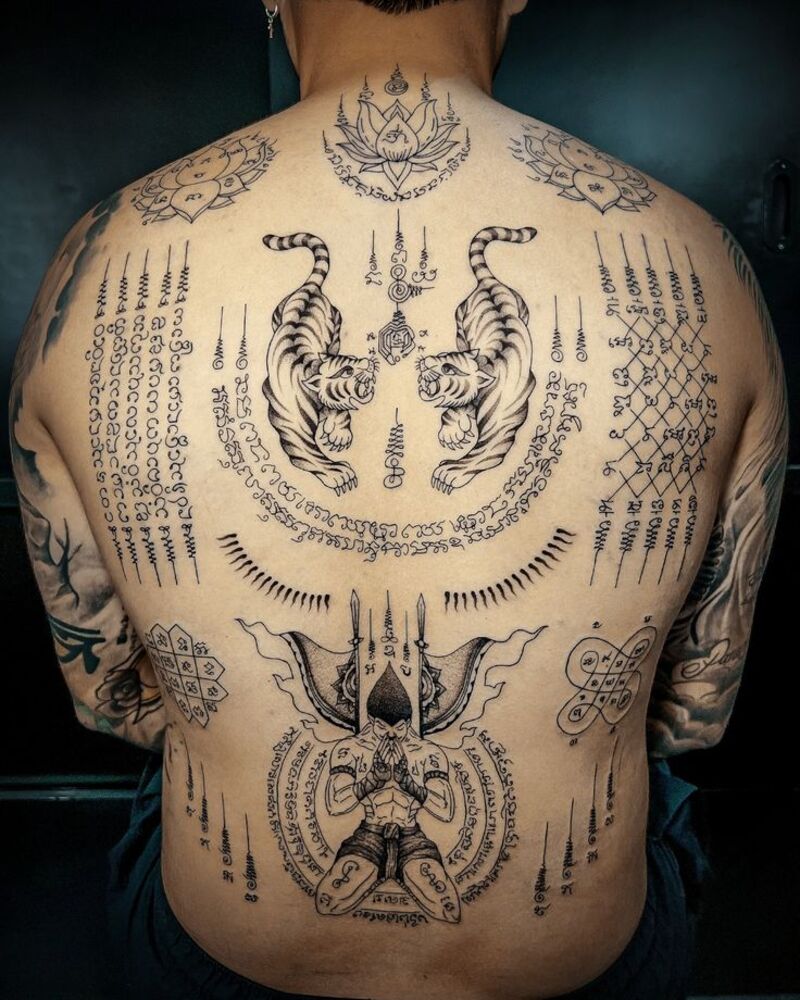 Hình xăm full lưng dòng chữ
