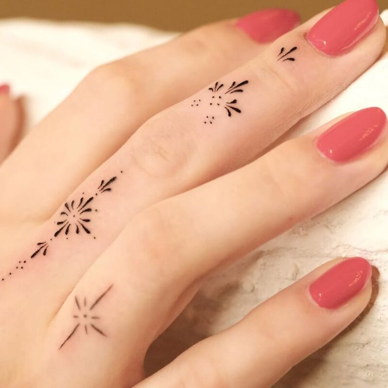 Hình xăm mini ở ngón tay cho nữ