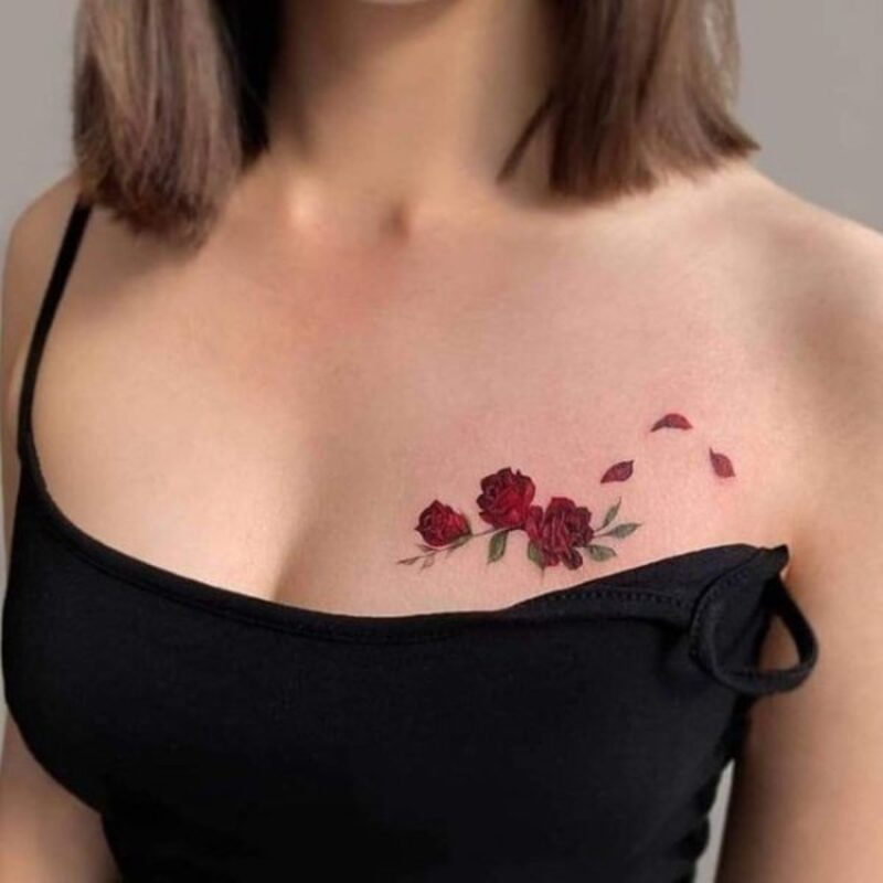 Hình xăm mini ở ngực cho nữ