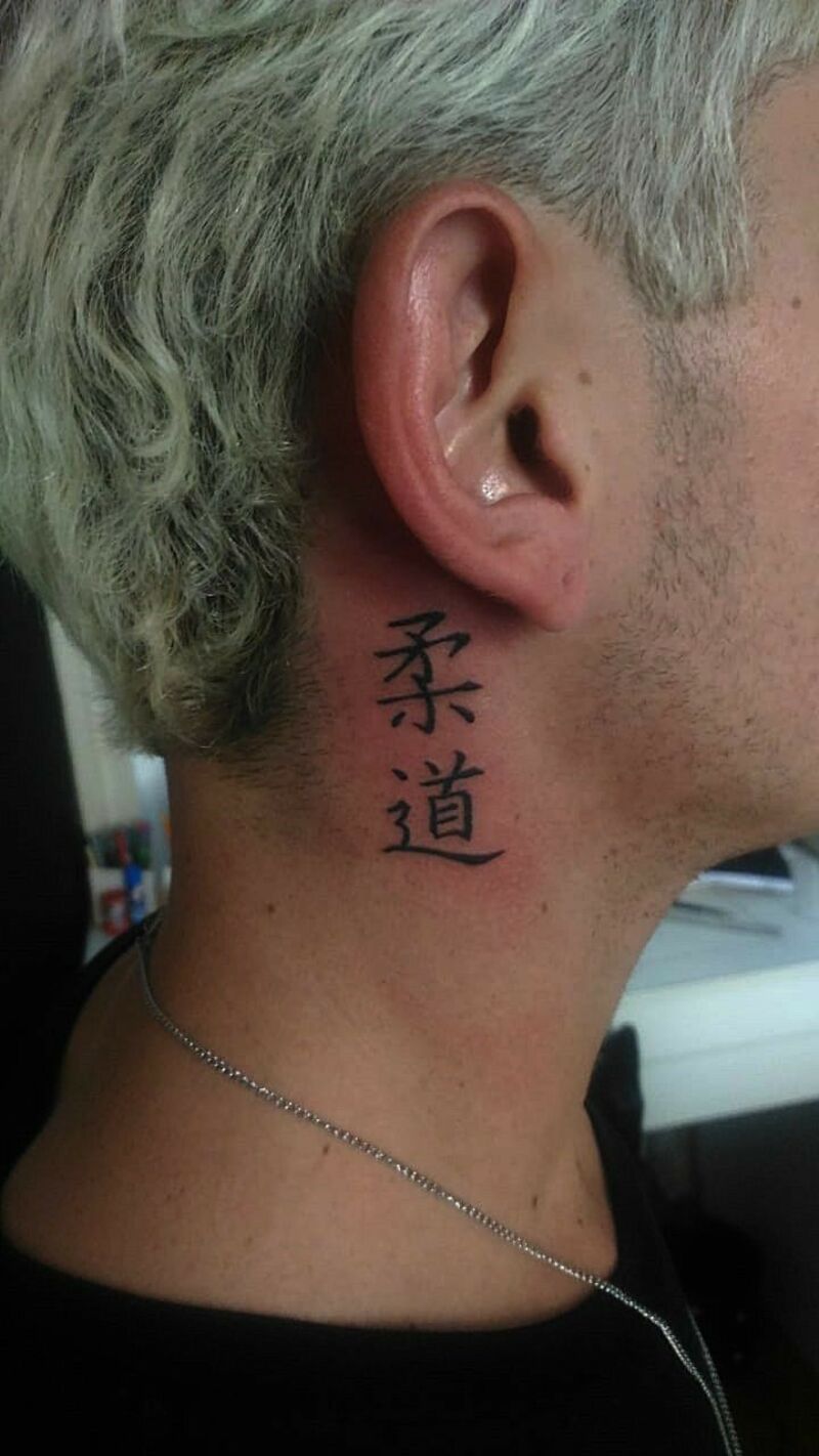 Hình xăm mini ở sau tai cho nam