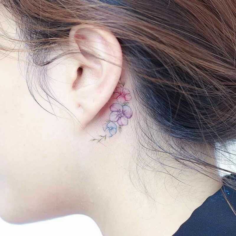 Hình xăm mini ở sau tai cho nữ