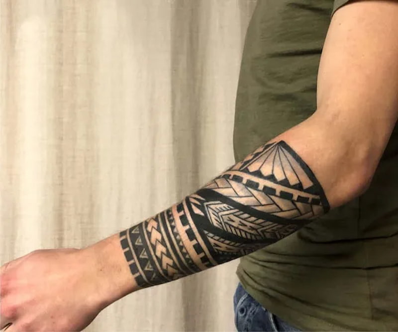 Hình xăm vòng tay hoa văn Polynesian mang đậm nét văn hóa truyền thống