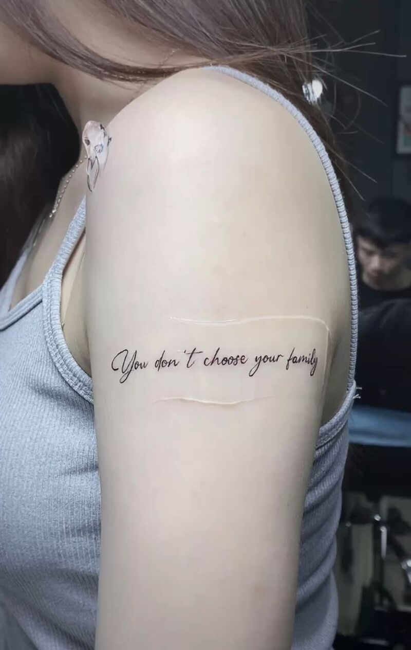 Mẫu hình xăm chữ ở bắp tay