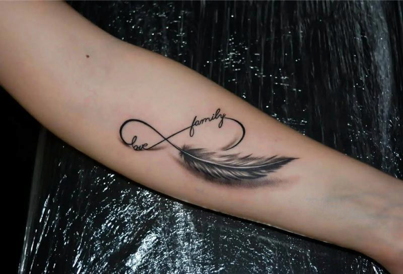 Mẫu hình xăm cổ tay kim cương nổi bậtMẫu hình xăm cổ tay lông vũ nhẹ nhàng