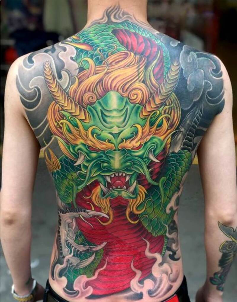 Mẫu hình xăm đầu rồng kín lưng