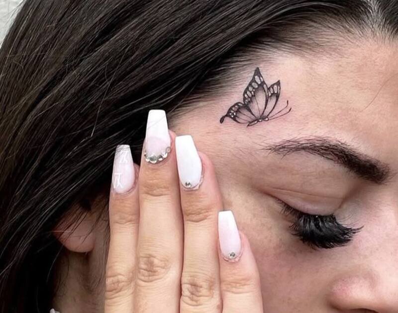 Mẫu hình xăm ở mặt cho nữ thể hiện cá tính mạnh mẽ và nữ quyền