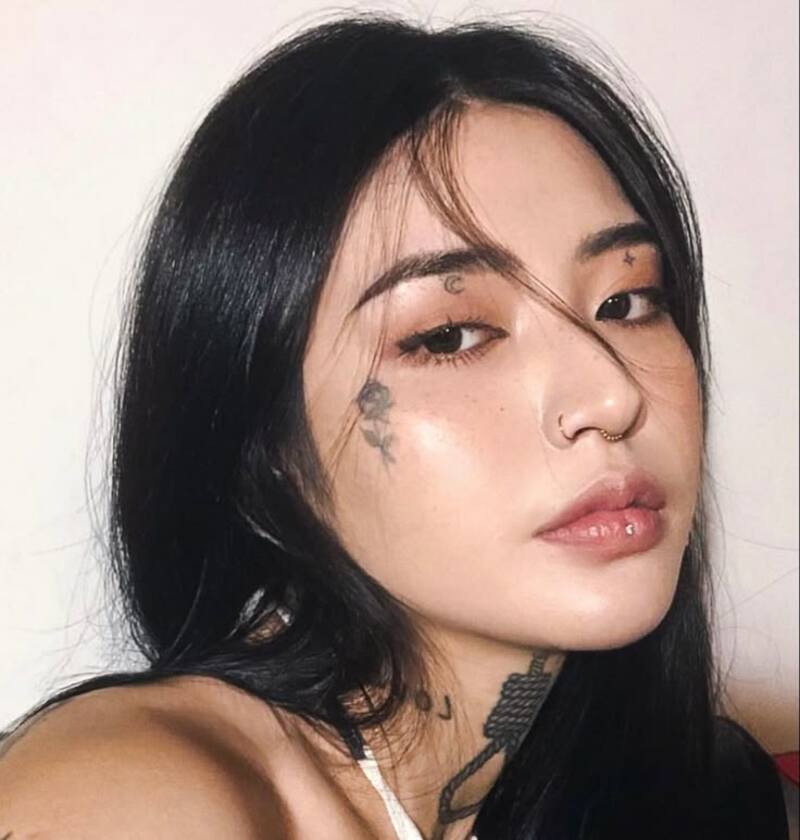 Mẫu hình xăm ở mặt cho nữ thể hiện cá tính mạnh mẽ và nữ quyền